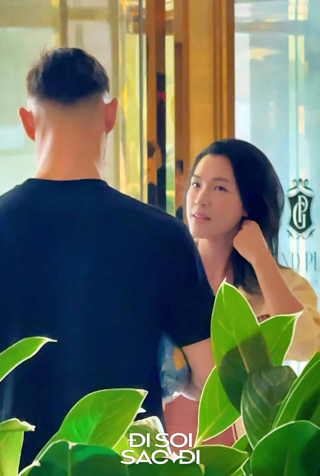 Bắt gặp thủ môn Lê Giang Patrik và MC Hoàng Oanh nắm tay tình tứ ở khách sạn