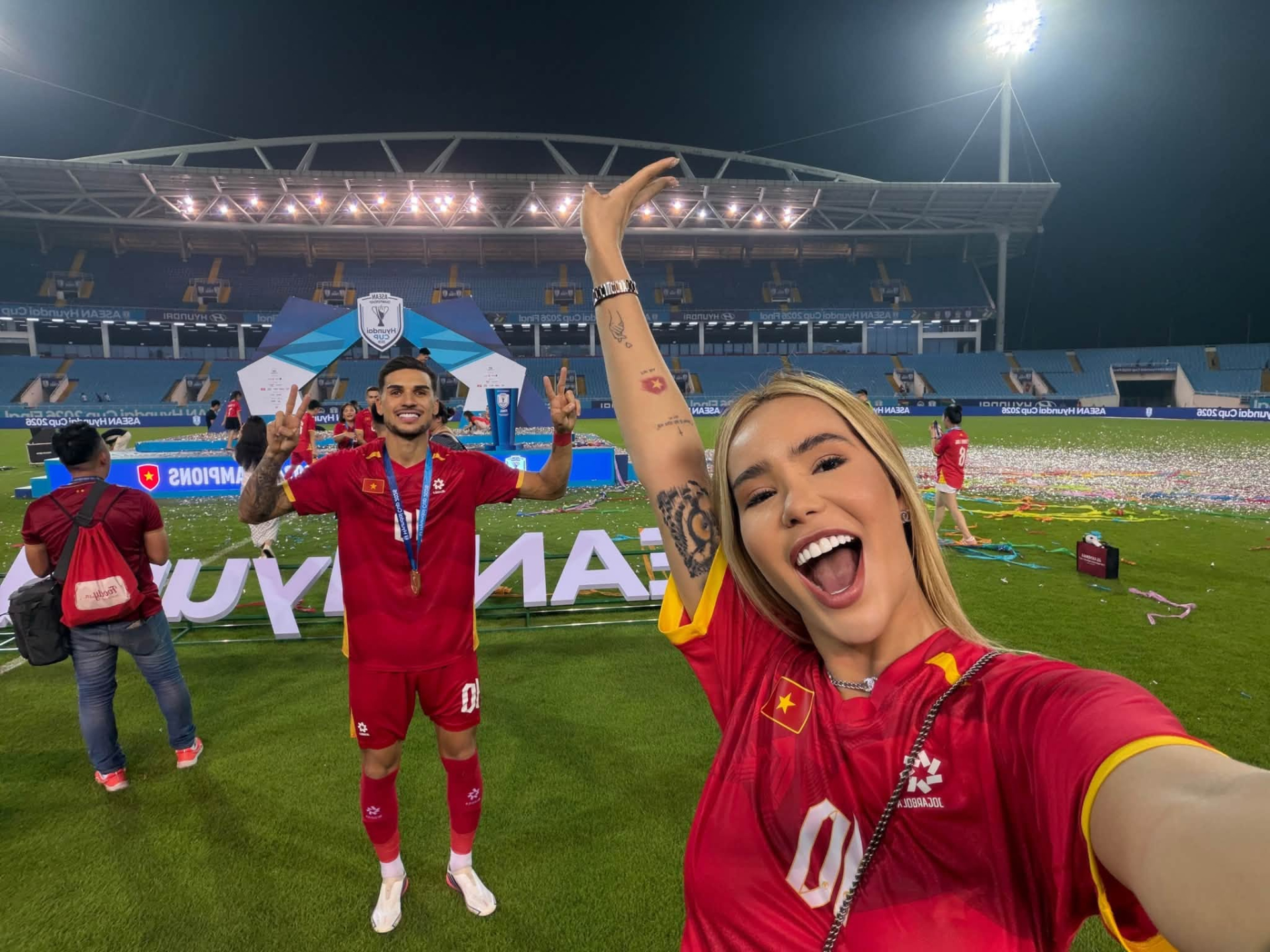 Hoàng Hên ăn mừng Việt Nam vô địch cùng bạn gái người Brazil (Ảnh: FBNV)
