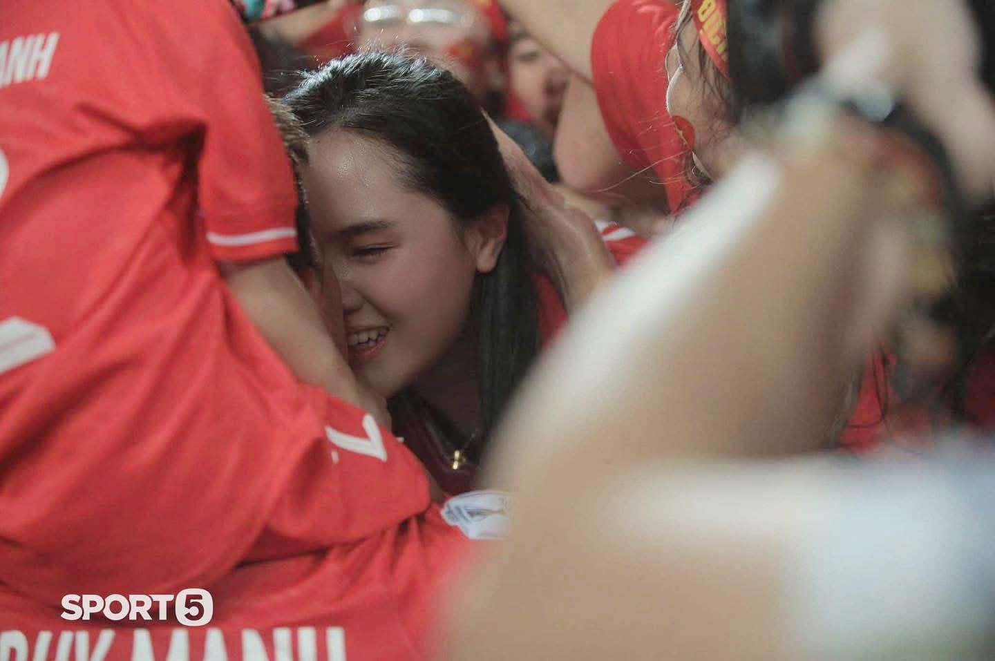 Quỳnh Anh đi cùng để hỗ trợ chồng (Ảnh: Sport5)