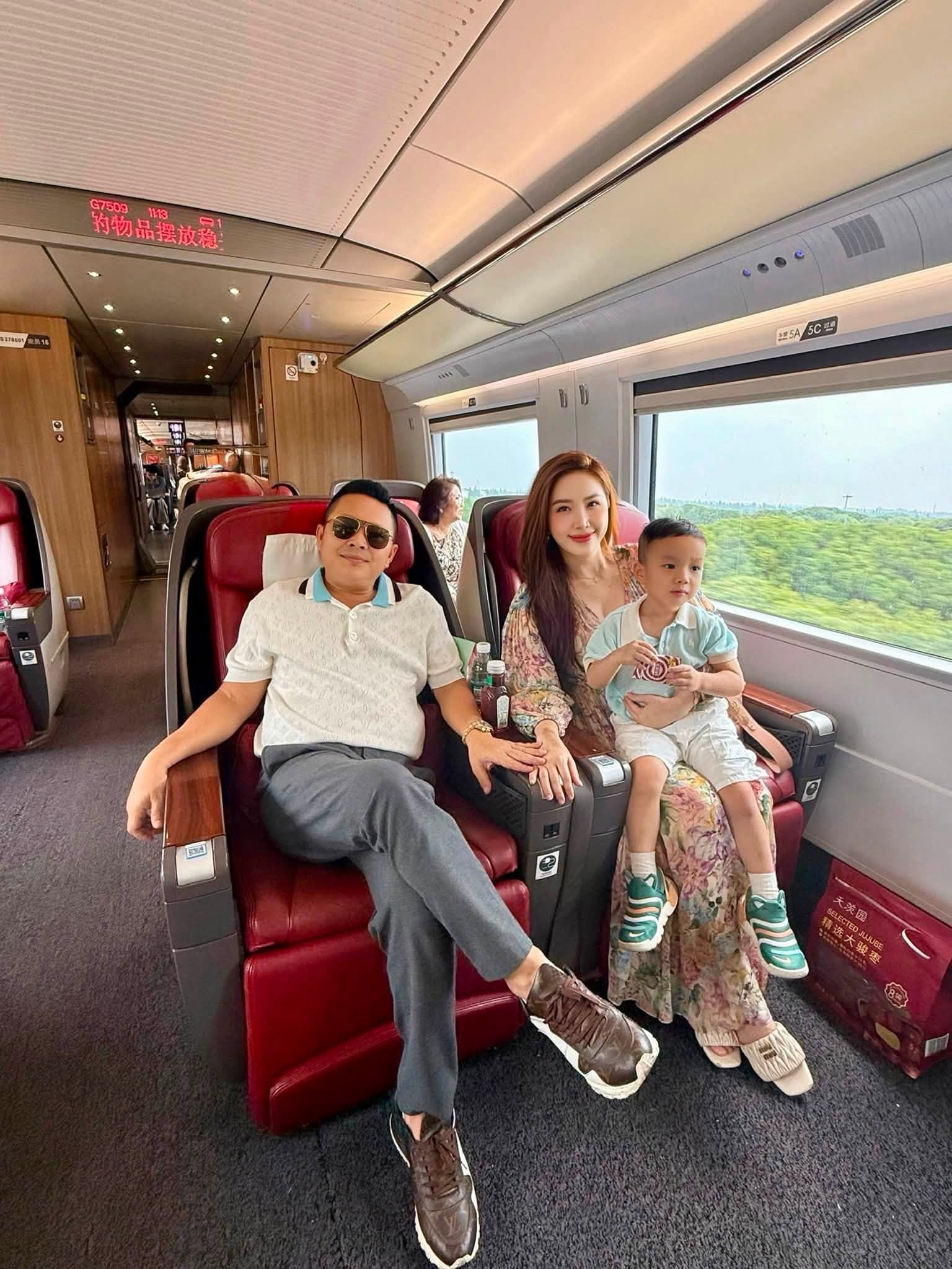 Cặp đôi tận hưởng cuộc sống thoải mái, giàu có cùng nhau