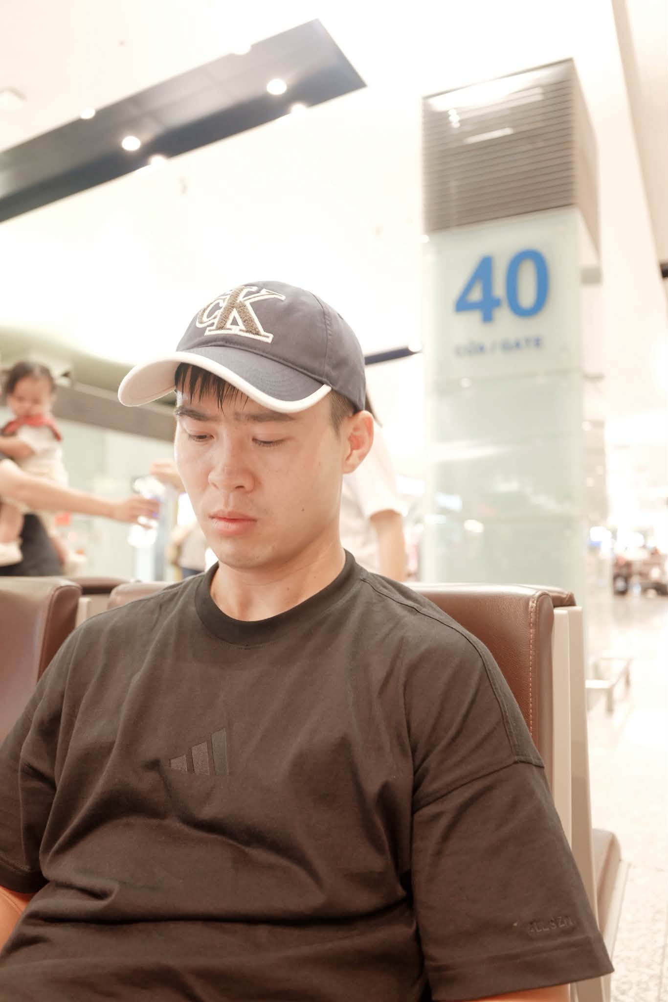 Duy Mạnh lên đường sang Mỹ phẫu thuật chấn thương (Ảnh: FBNV)