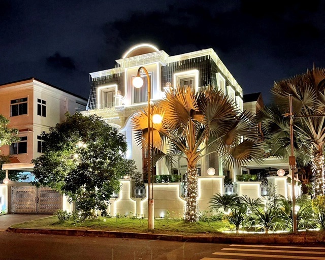 Căn biệt thự này luôn lung linh, rực rỡ đêm