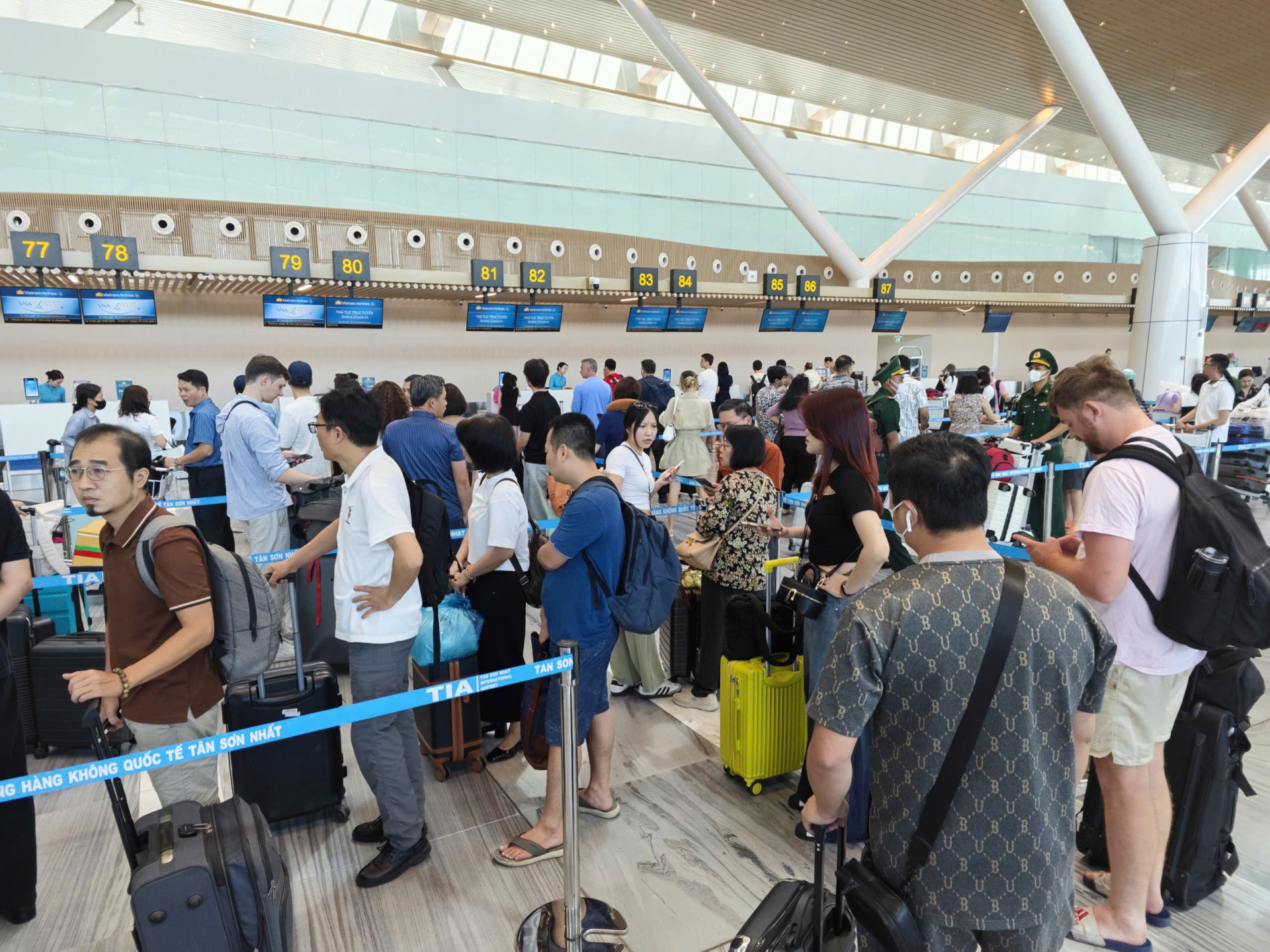Tuyệt chiêu tự ký gửi hành lý sân bay chỉ trong 2 phút giúp bạn thoát cảnh xếp hàng