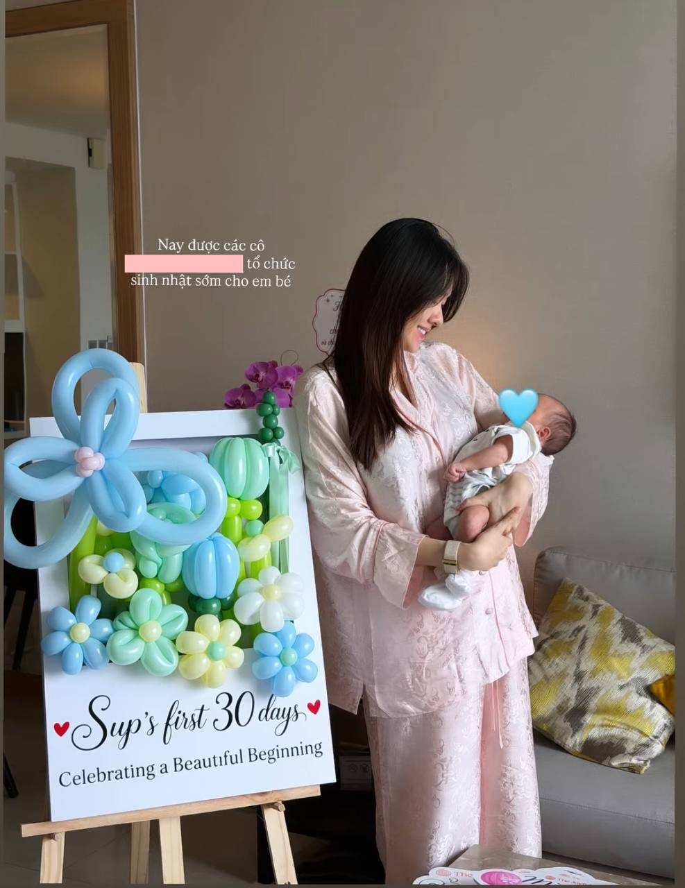 Á hậu Tường San công khai ảnh bế nhóc tỳ thứ 2, cô vẫn giữ kín dung mạo em bé 
