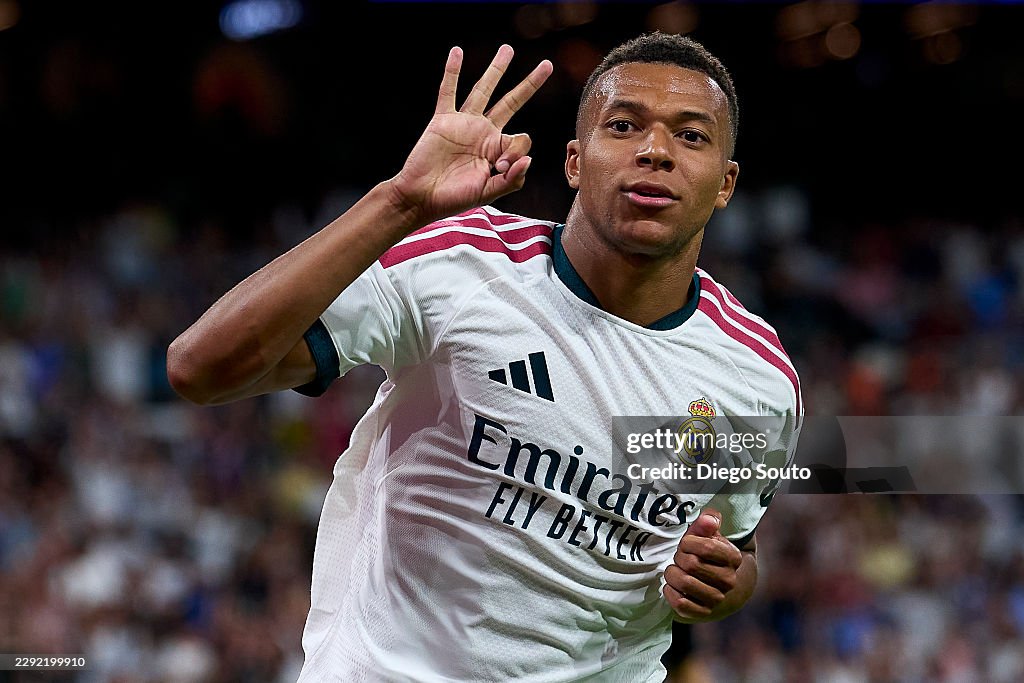 Mbappe vô-lê đẳng cấp rồi ăn mừng hướng về mỹ nhân Tây Ban Nha Ester Exposito đang nhảy lên reo hò trên khán đài