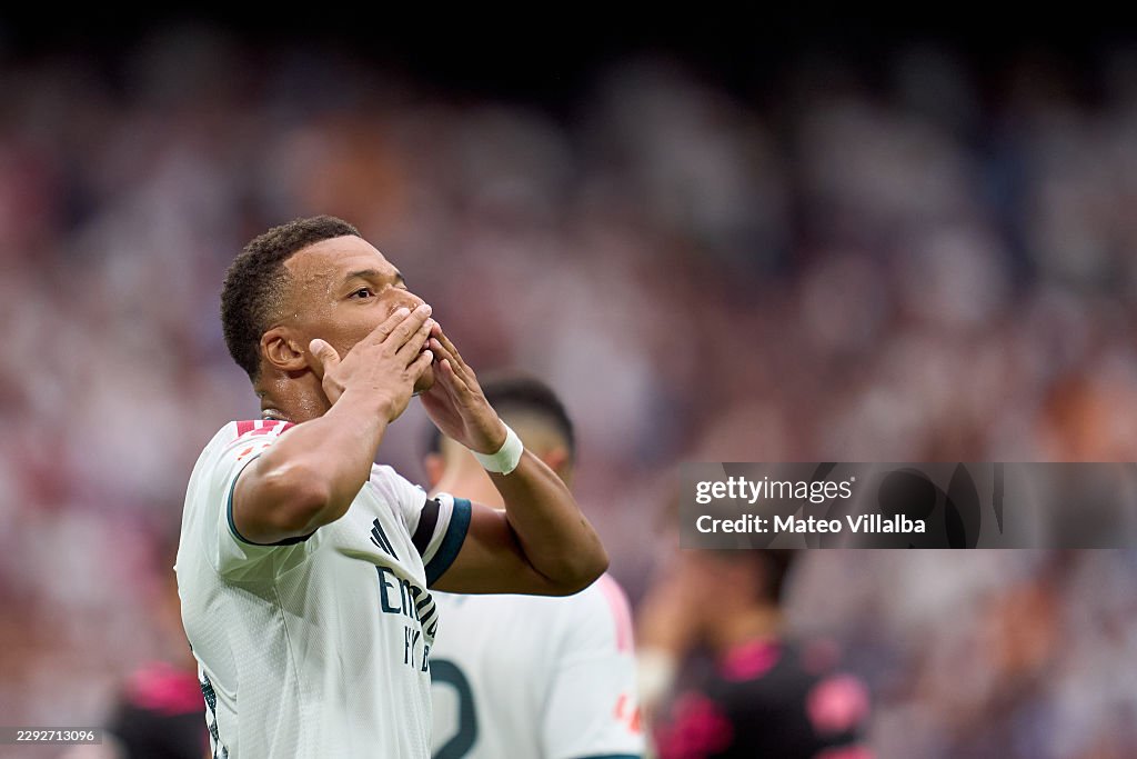 Mbappe hướng về bạn gái khi ăn mừng