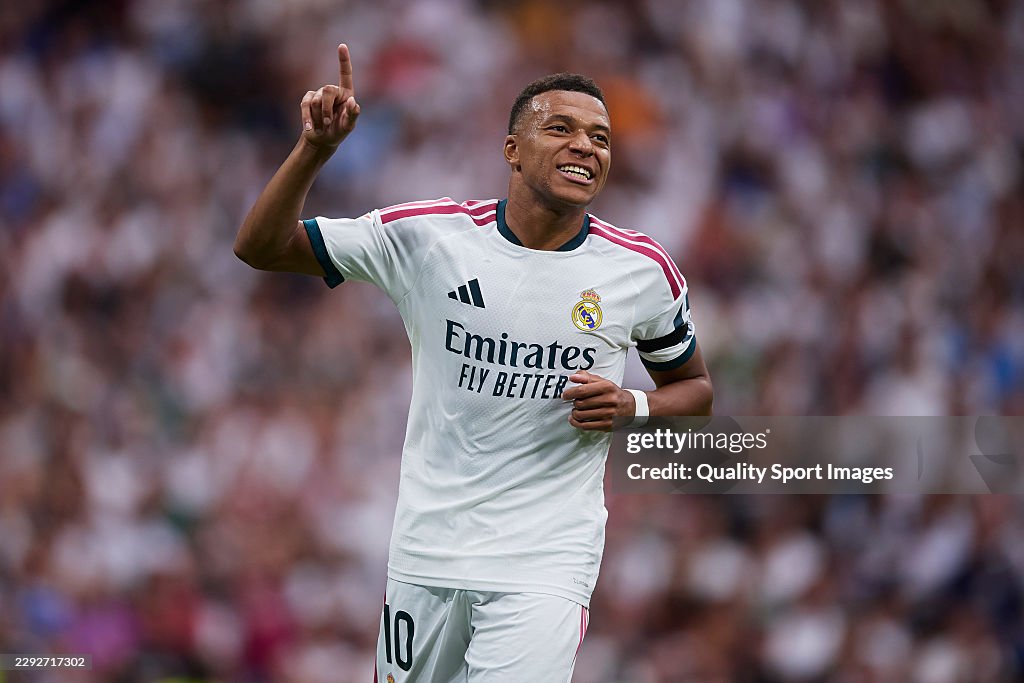 Mbappe vô-lê đẳng cấp rồi ăn mừng hướng về mỹ nhân Tây Ban Nha Ester Exposito đang nhảy lên reo hò trên khán đài