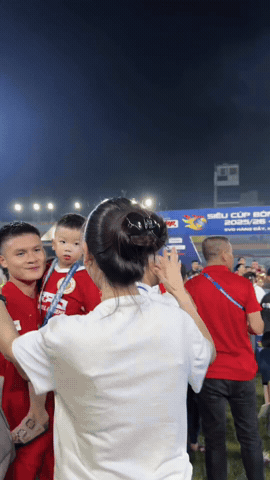Quang Hải hôn rồi nựng má Chu Thanh Huyền 