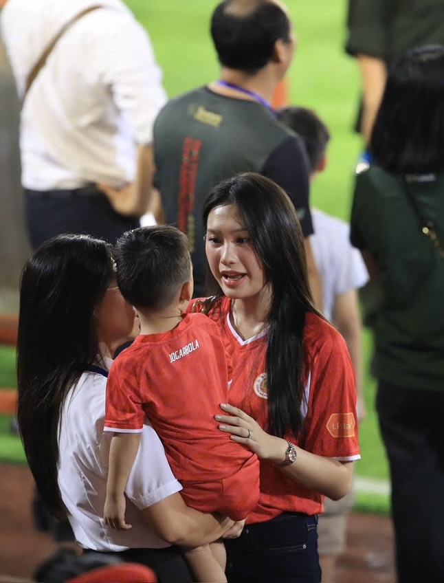 Doãn Hải My đến sân cổ vũ Văn Hậu (Ảnh: MD)