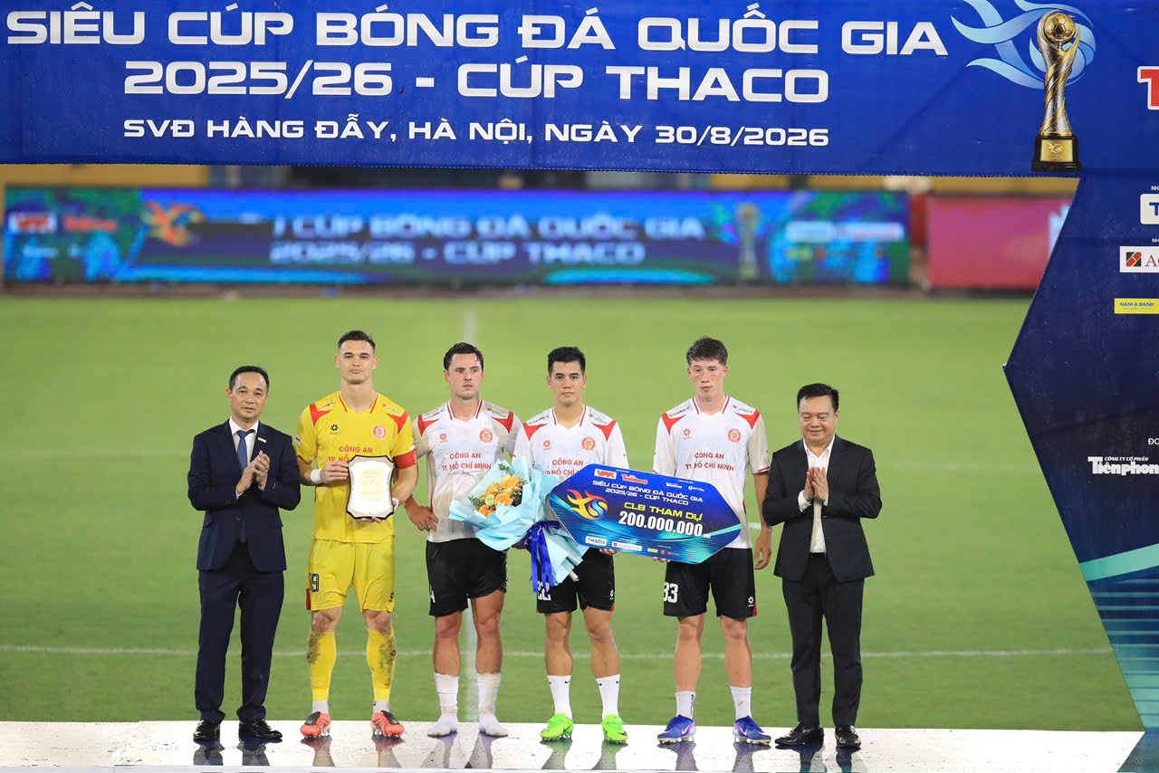 CLB CATPHCM đại diện nhận giải thưởng cho đội bóng tham dự Siêu cúp quốc gia (Ảnh: mD)
