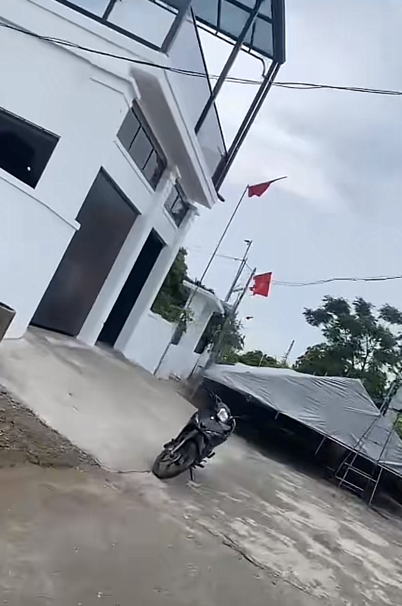 Bên ngoài căn nhà của Đình Bắc ở quê (Ảnh: Mẹ Chíp)