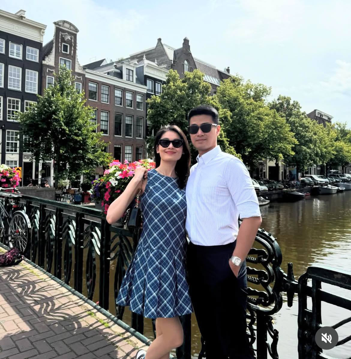 Tuy nhiên, thời gian gần đây anh ít xuất hiện công khai, thay vào đó vẫn luôn sát cánh cùng vợ trong mọi hoạt động