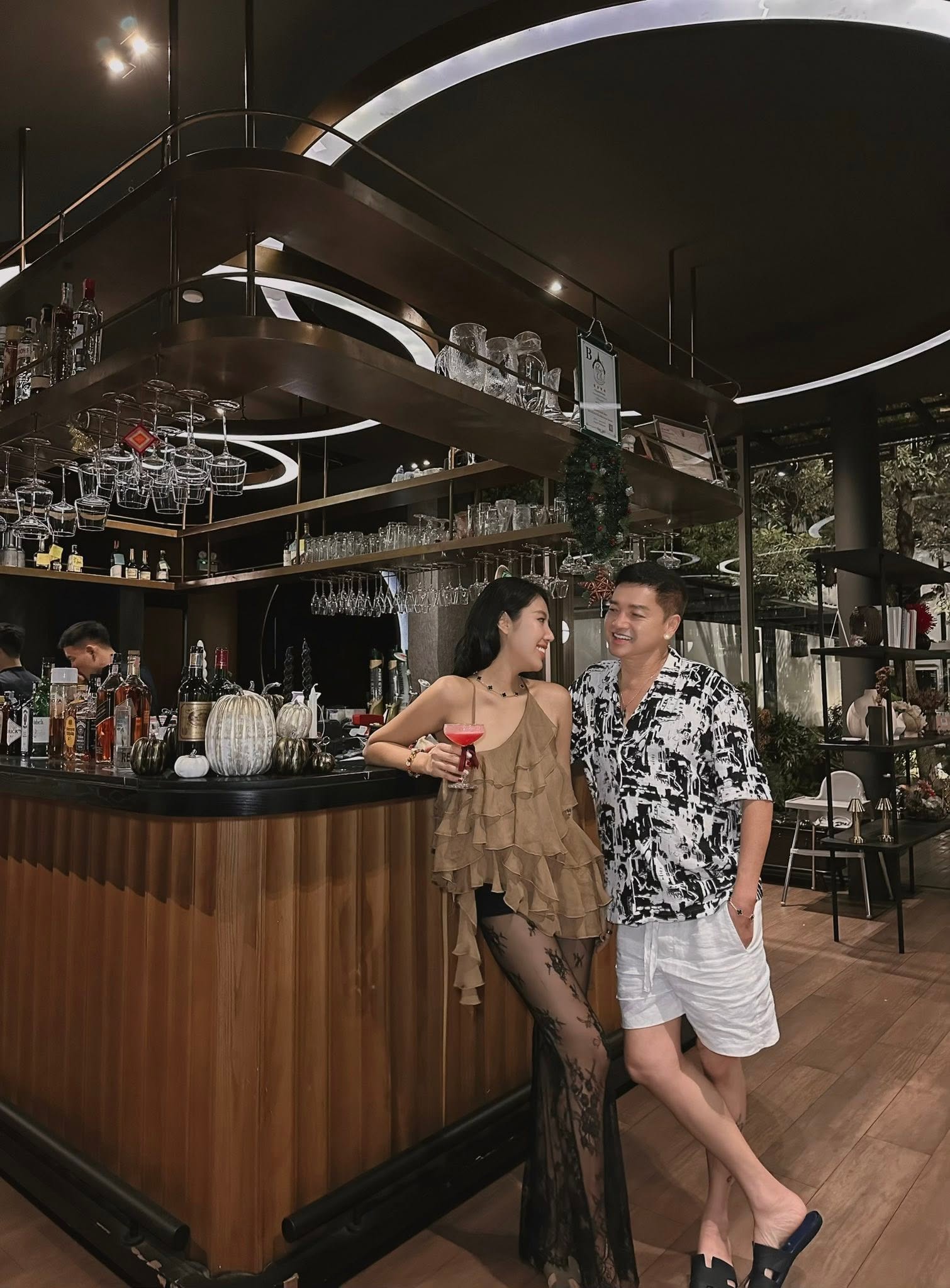 Nghệ sĩ Quang Minh gặp Tăng Khánh Chi qua một bữa tiệc của người bạn chung rồi sau đó tìm hiểu