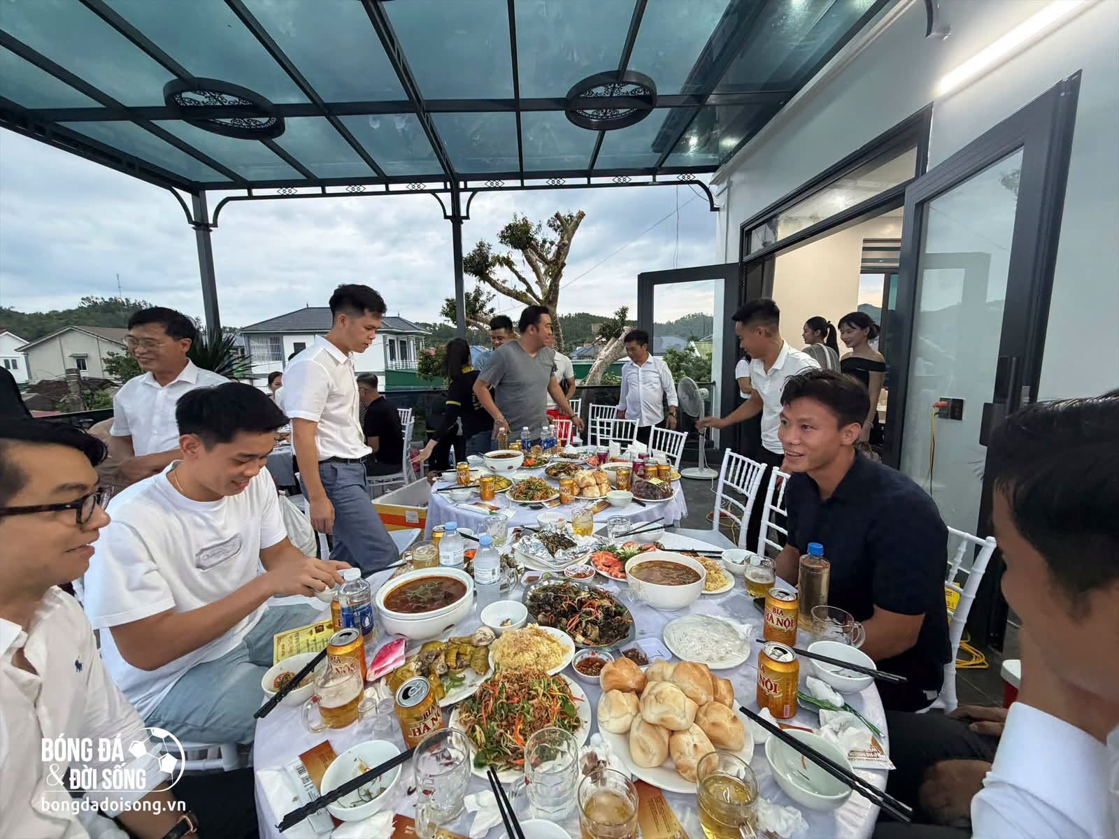 Gia đình Đình Bắc mở tiệc chiêu đãi họ hàng, hàng xóm, bạn bè của Đình Bắc (Ảnh: Bóng đá & Đời sống)