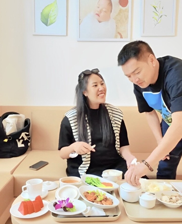 Quang Minh cưng chiều bà xã từ lúc mang thai cho đến khi trở thành bố mẹ bỉm sữa
