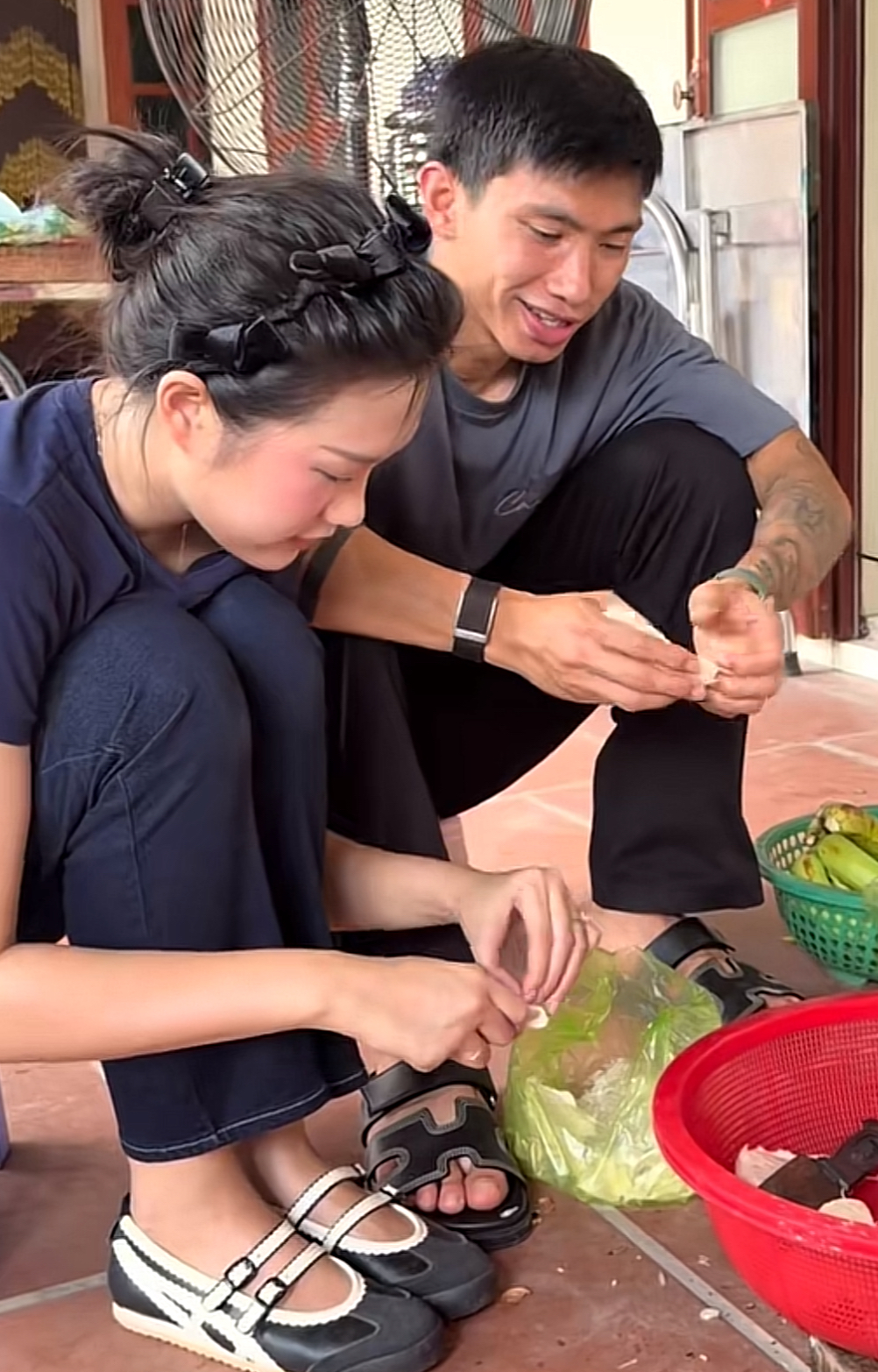 Hải My cùng chồng vào bếp cùng gia đình nấu cỗ