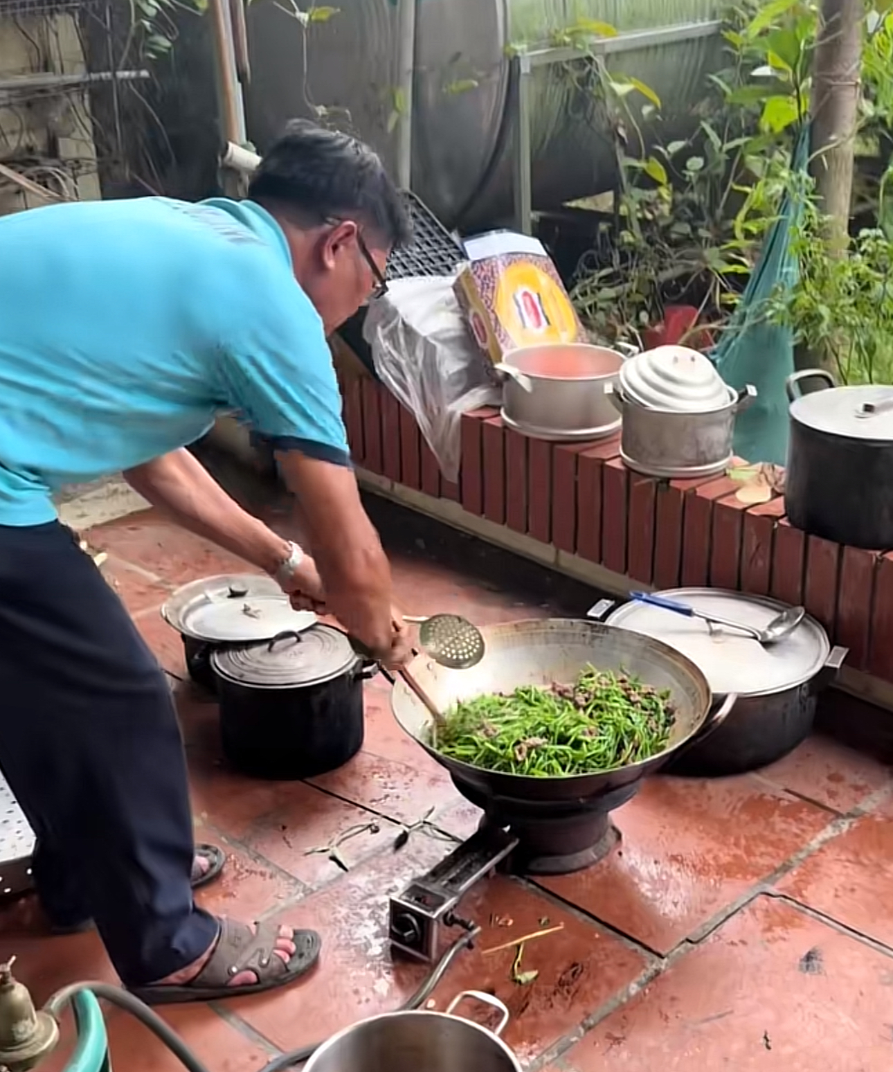 Bố Văn Hậu nấu ăn