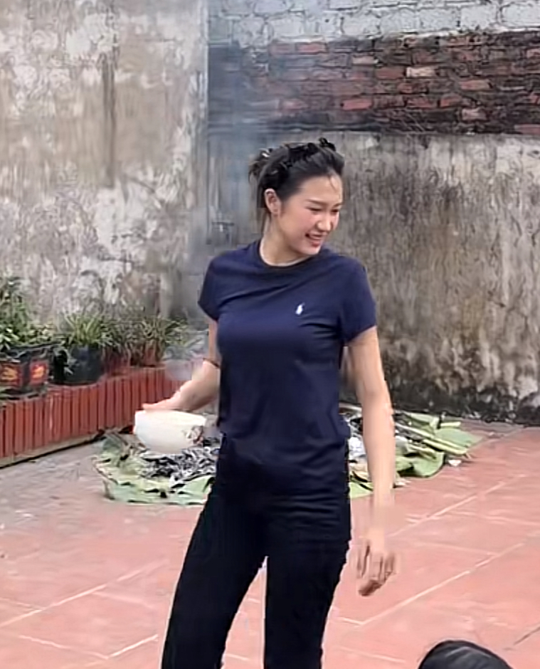 Nàng WAG mặc đồ đơn giản khi về quê