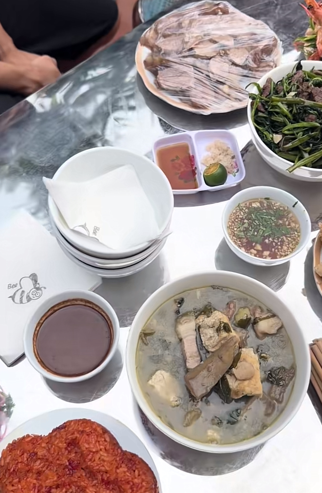 Cỗ quê nhà Văn Hậu