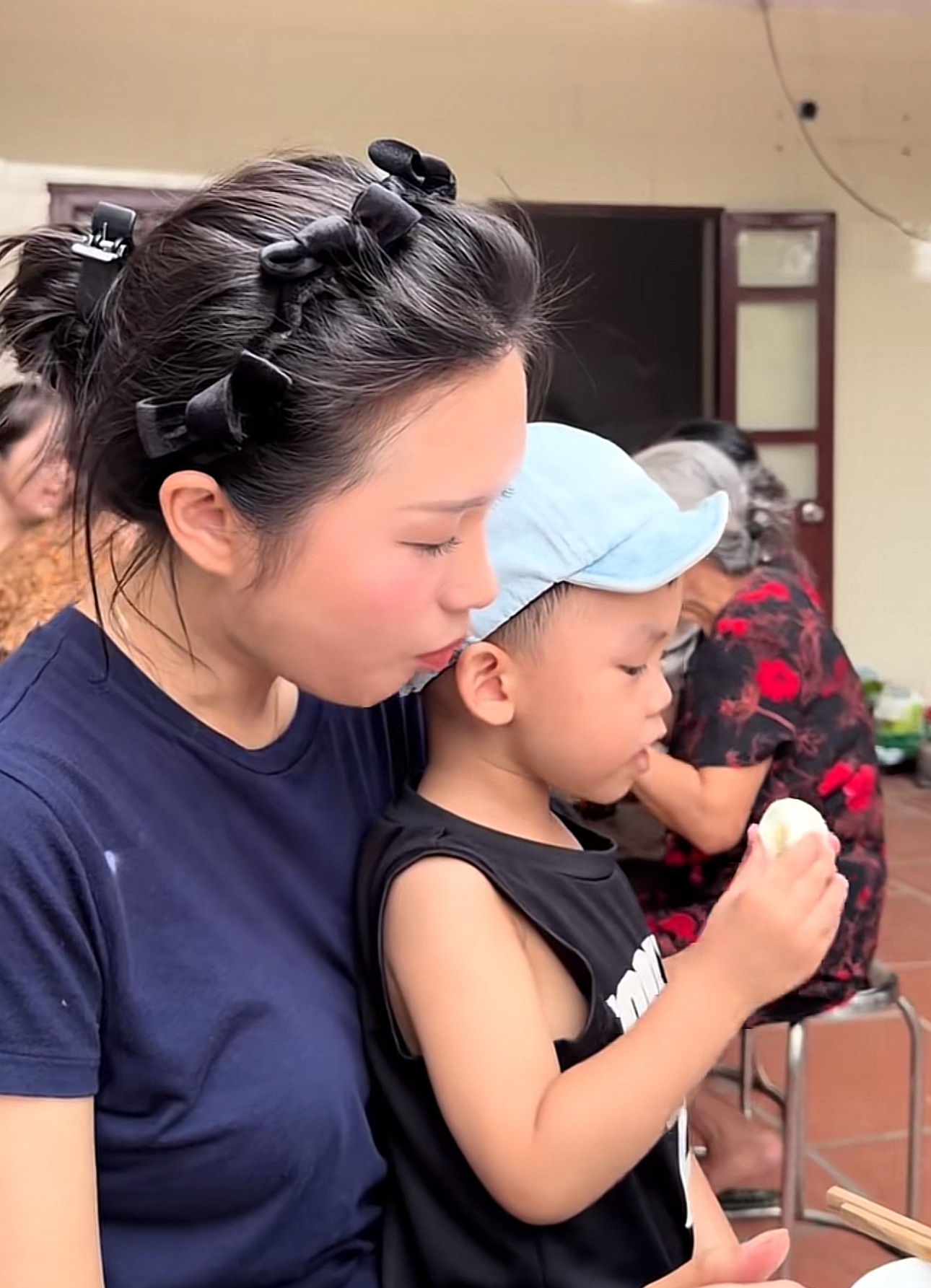 Hải My cùng con trai thưởng thức đồ ăn