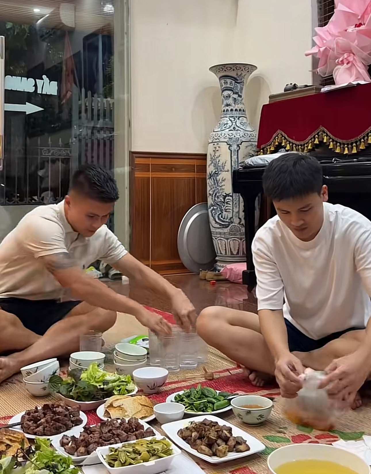 Quang Hải và anh trai chuẩn bị thức ăn, bữa cơm có thịt nướng, rau dưa...