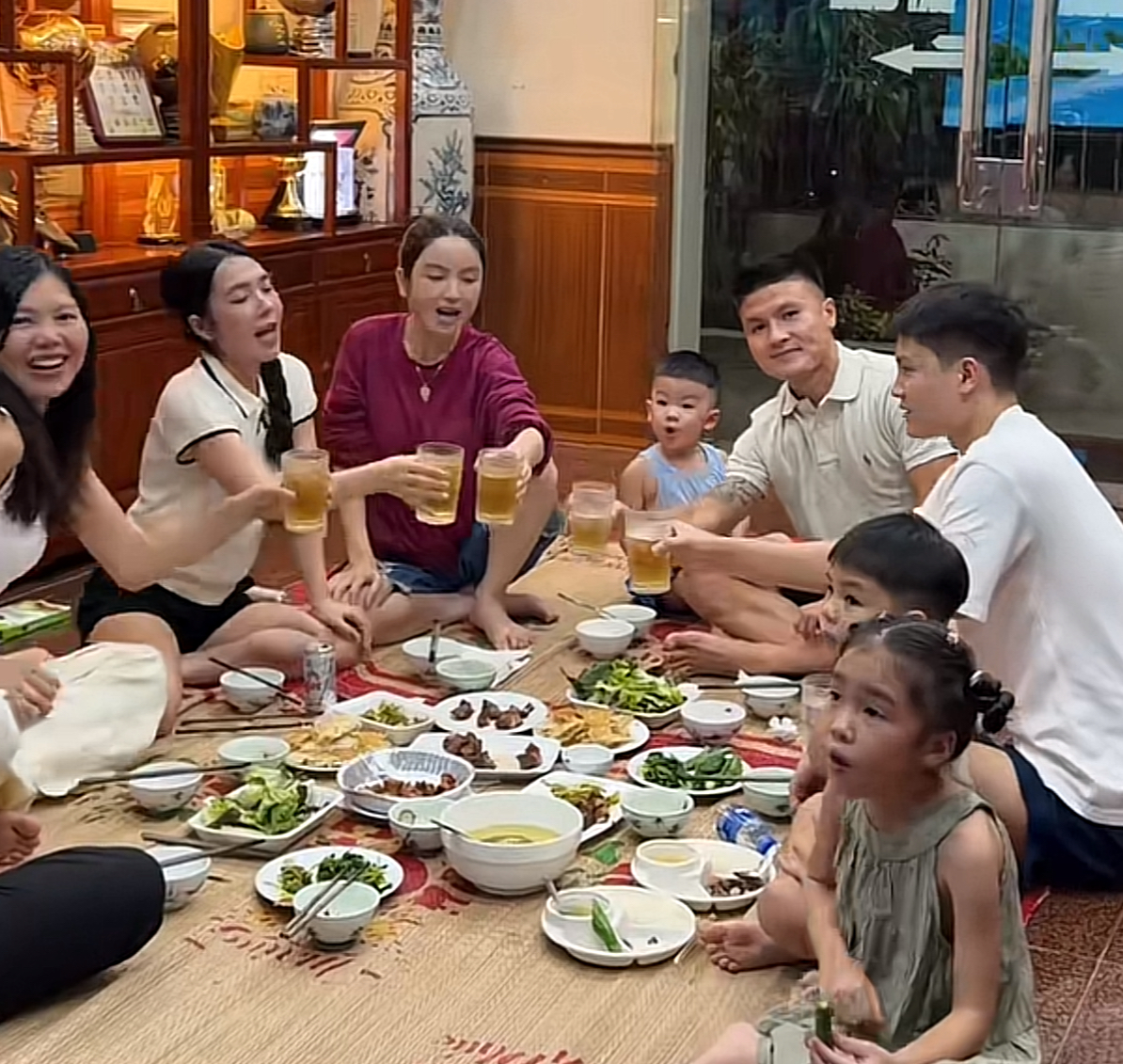 Cả gia đình quây quần ăn uống vui vẻ