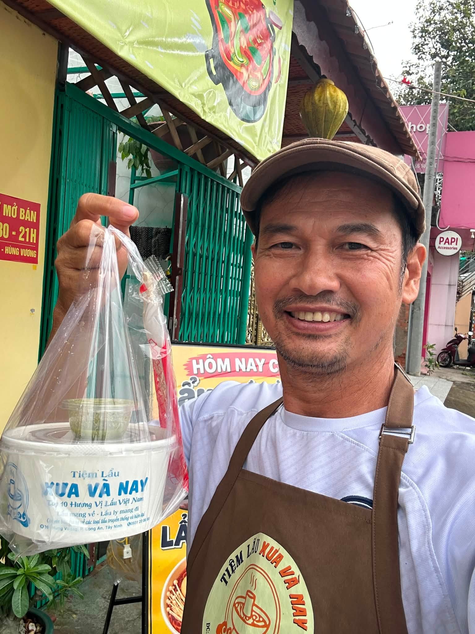 Tiết Cương tự tay phục vụ từng suất lẩu bình dân cho khách hàng