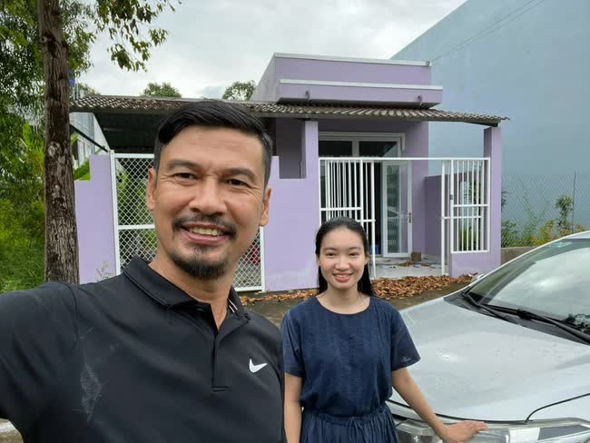Cặp đôi sống trong căn nhà nhỏ, giản dị