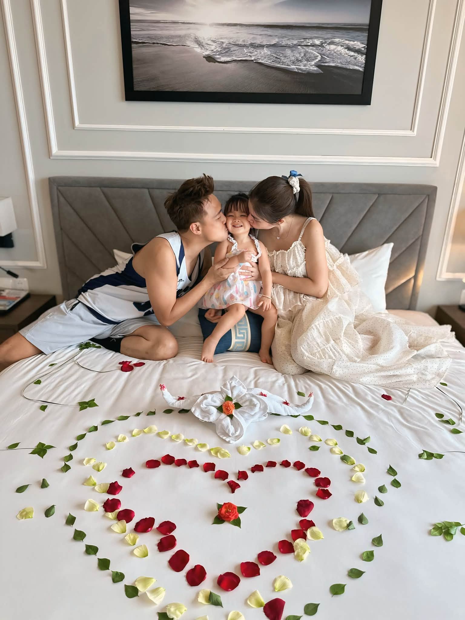Cặp đôi có hạnh phúc trọn vẹn bên cô con gái xinh xắn