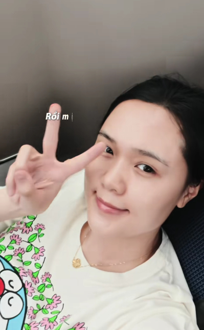 Quỳnh Anh đồng hành cùng chồng trong chuyến đi phẫu thuật chấn thương (Ảnh: TTNV)