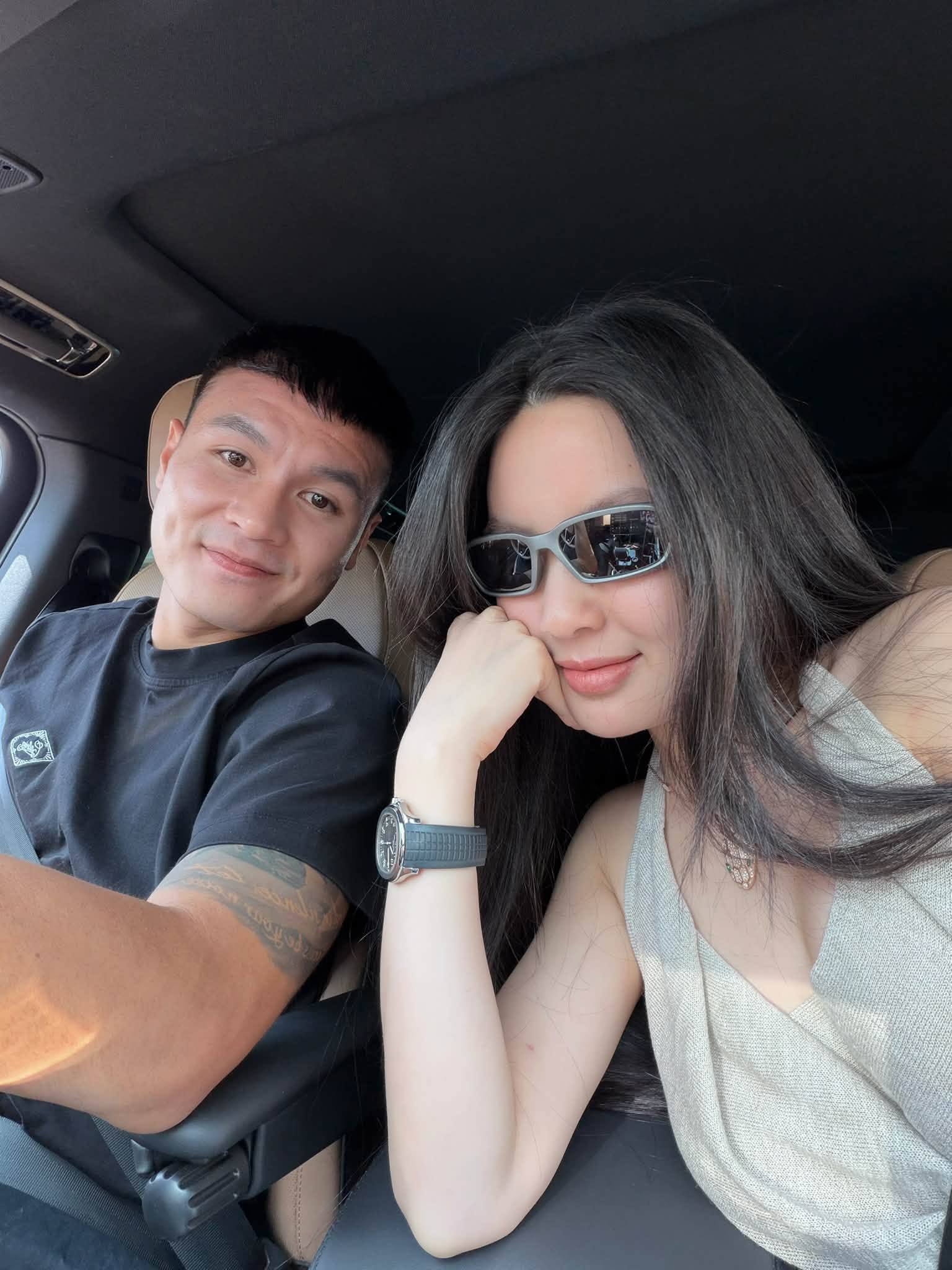 Chu Thanh Huyền visual sáng bừng cùng chồng đưa con đi học (Ảnh: FBNV)