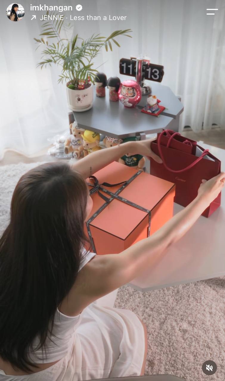 Khả Ngân khoe được tặng quà đắt đỏ sau màn cầu hôn