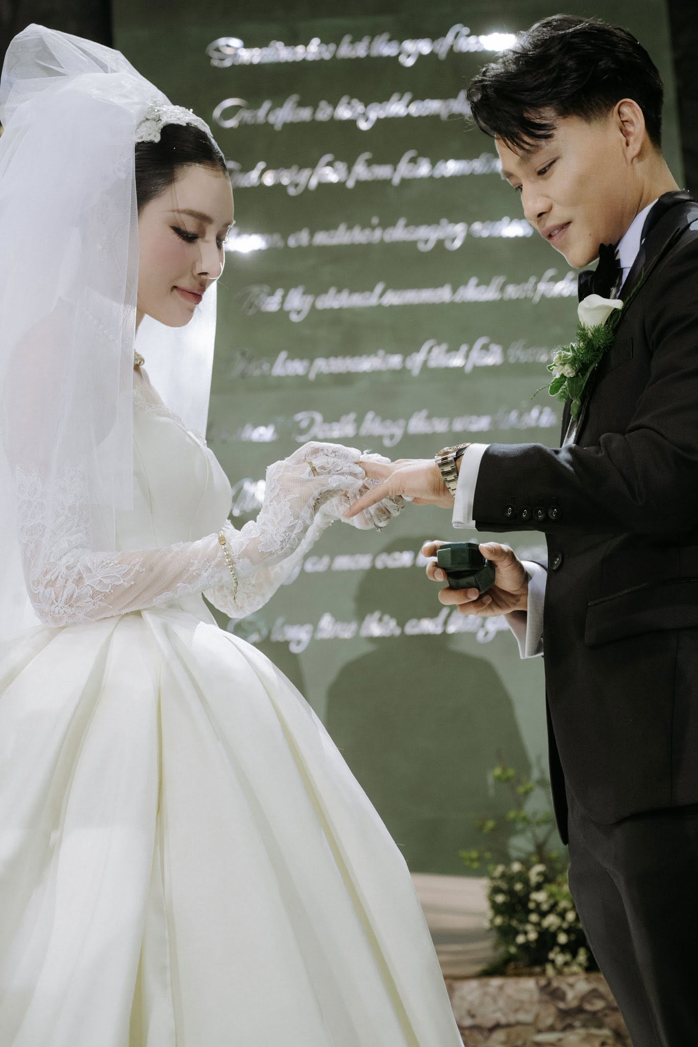 Văn Thanh cưng chiều vợ, sẵn sàng chi đậm để lấy lòng nàng (Ảnh: FBNV)