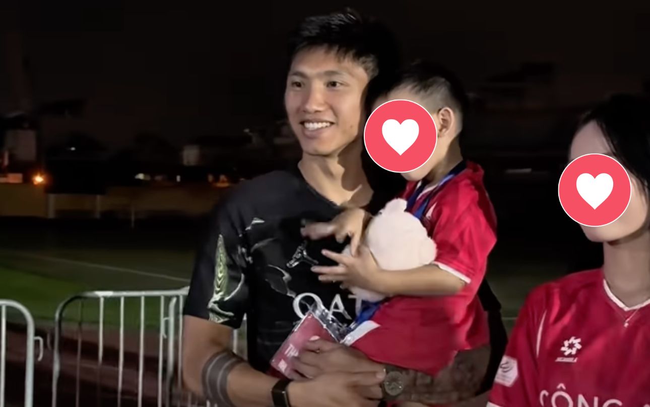Văn Hậu vui vẻ chụp ảnh cùng người hâm mộ (Ảnh: XP)