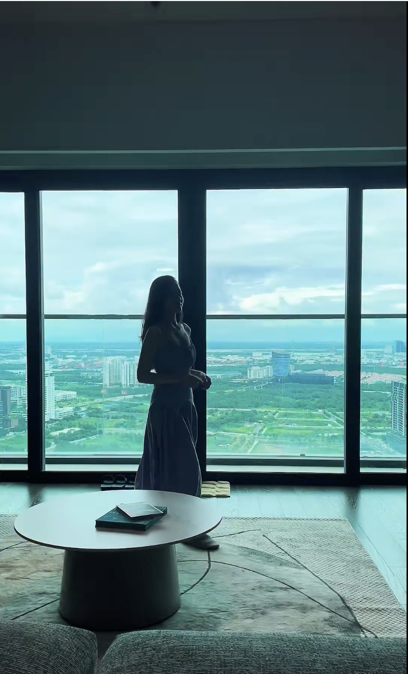 Nhà có nhiều cửa kính lấy ánh sáng tự nhiên, view cây cối xanh mát 