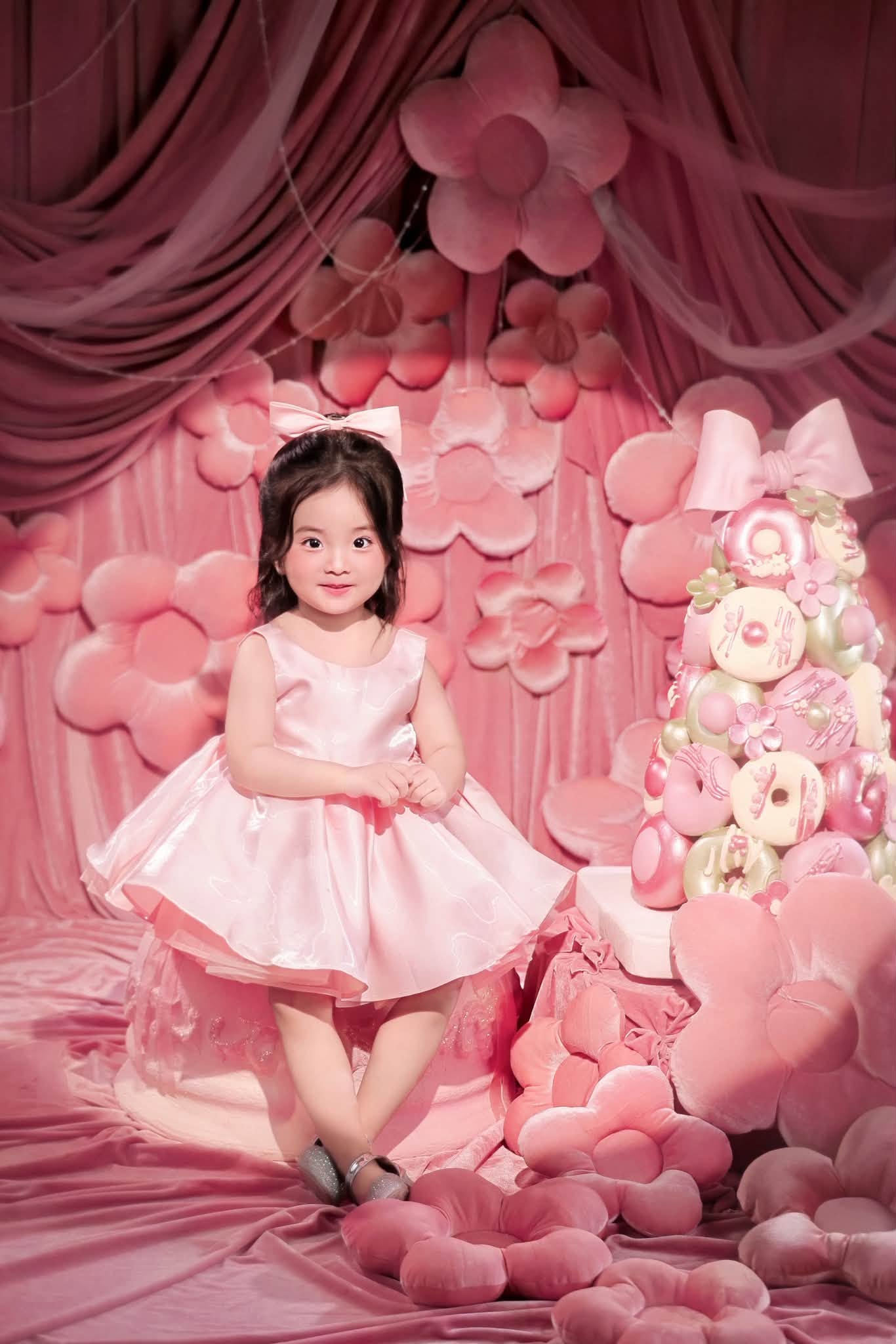 Khánh Thi – Phan Hiển tung bộ ảnh sinh nhật 3 tuổi của con gái: Bé Lisa xinh như búp bê, thần thái gây sốt