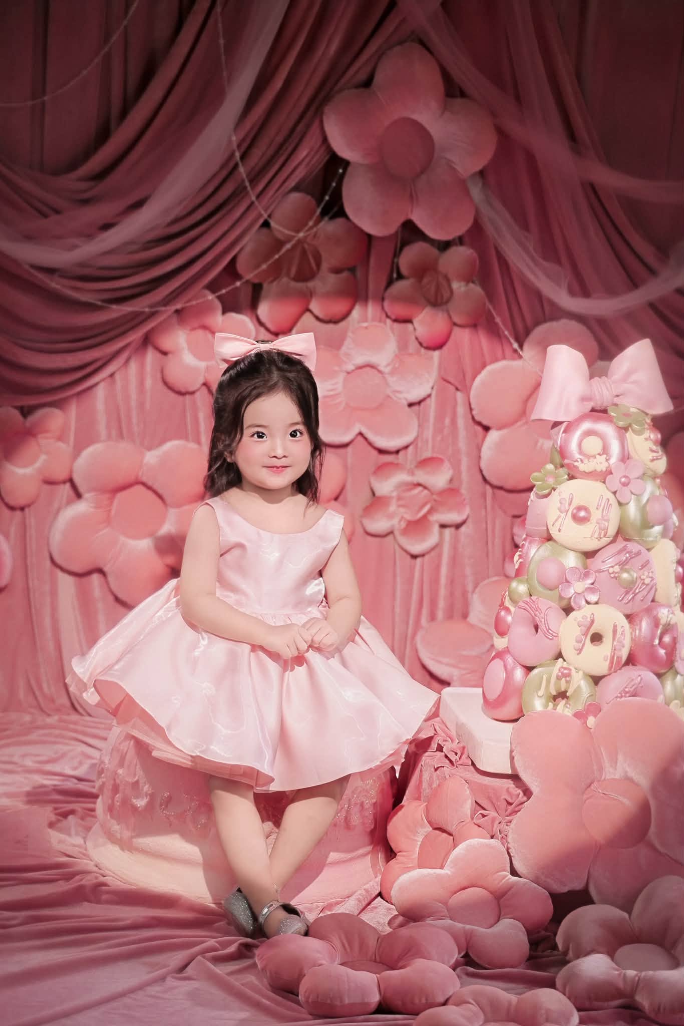 Khánh Thi – Phan Hiển tung bộ ảnh sinh nhật 3 tuổi của con gái: Bé Lisa xinh như búp bê, thần thái gây sốt
