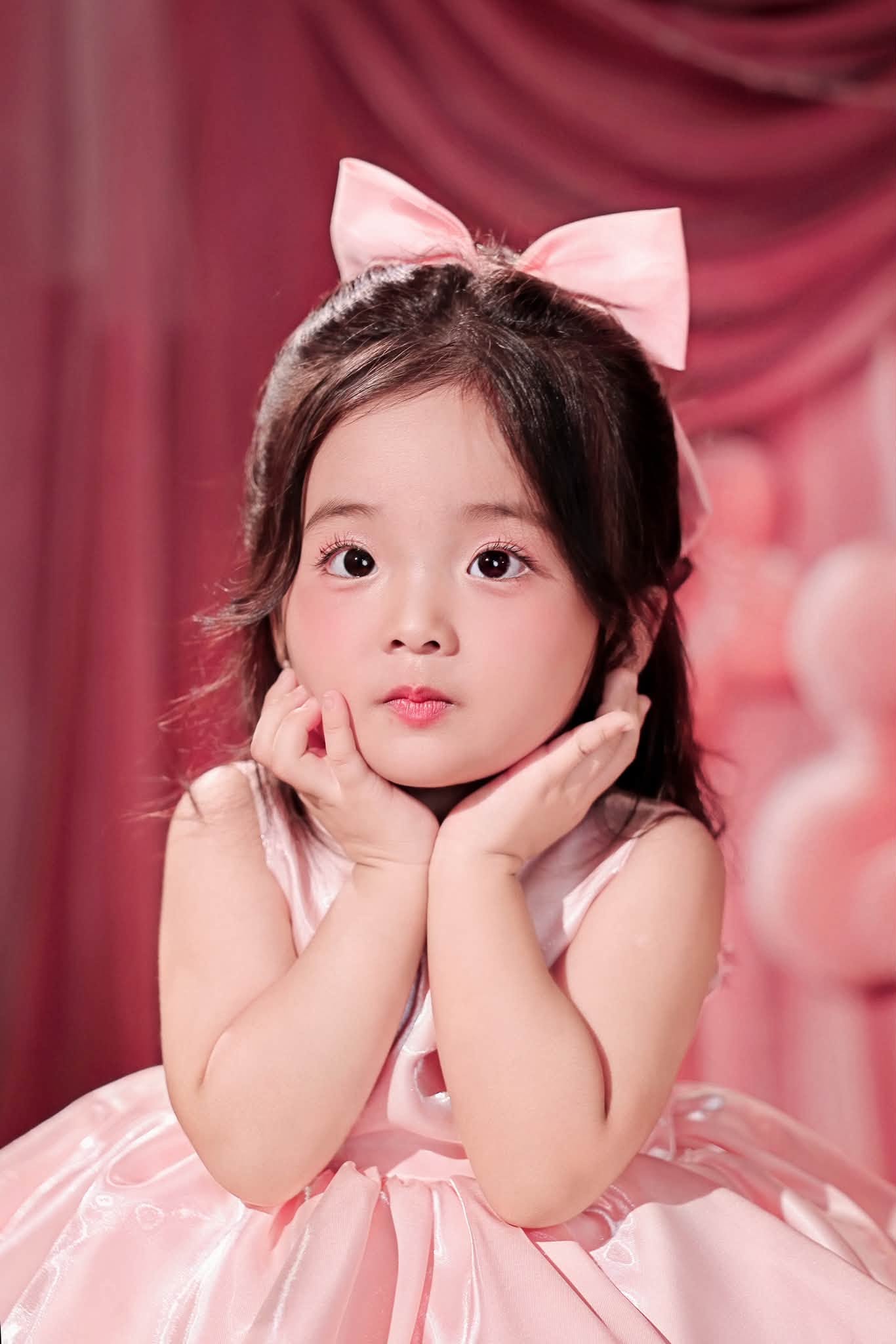 Khánh Thi – Phan Hiển tung bộ ảnh sinh nhật 3 tuổi của con gái: Bé Lisa xinh như búp bê, thần thái gây sốt