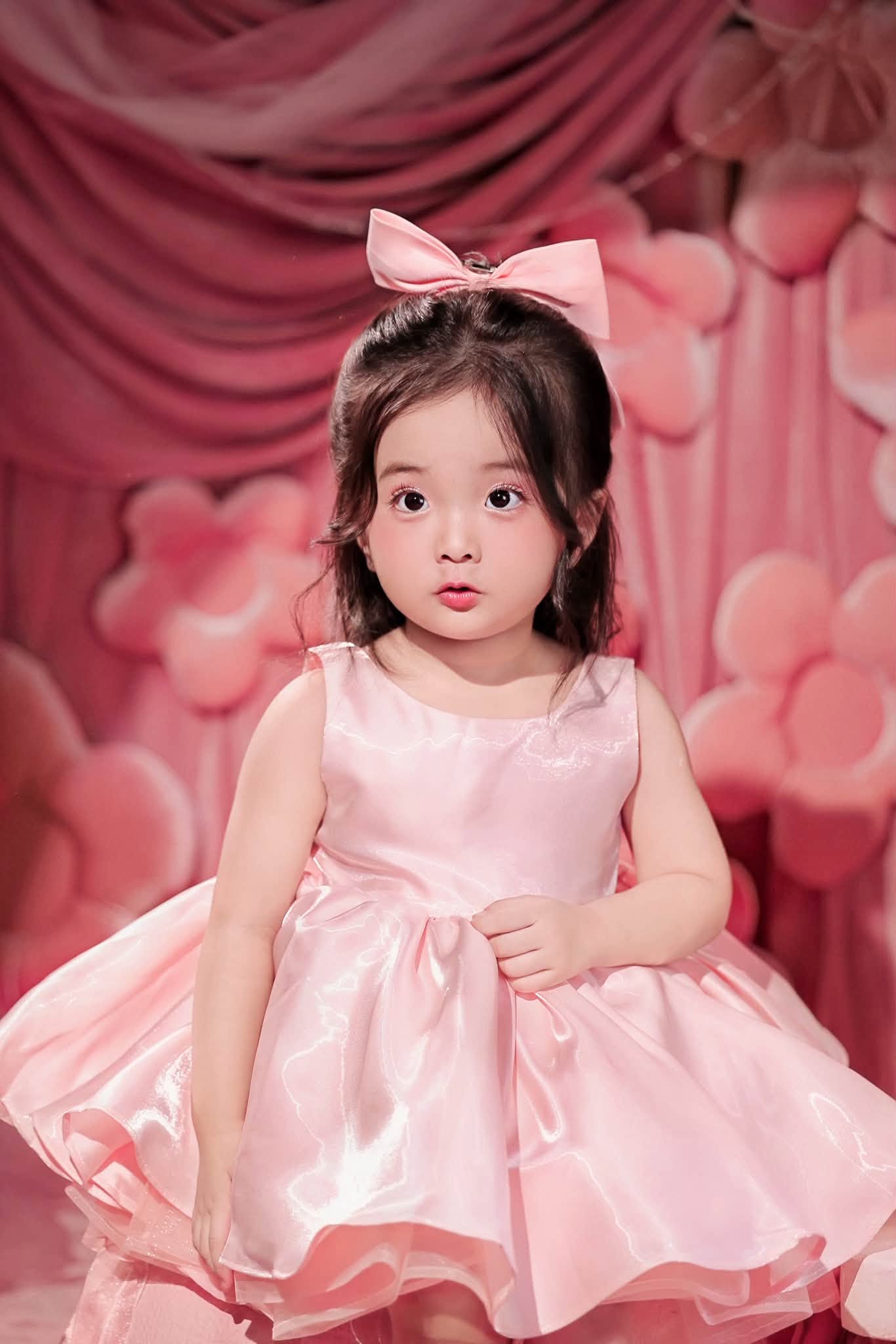 Khánh Thi – Phan Hiển tung bộ ảnh sinh nhật 3 tuổi của con gái: Bé Lisa xinh như búp bê, thần thái gây sốt
