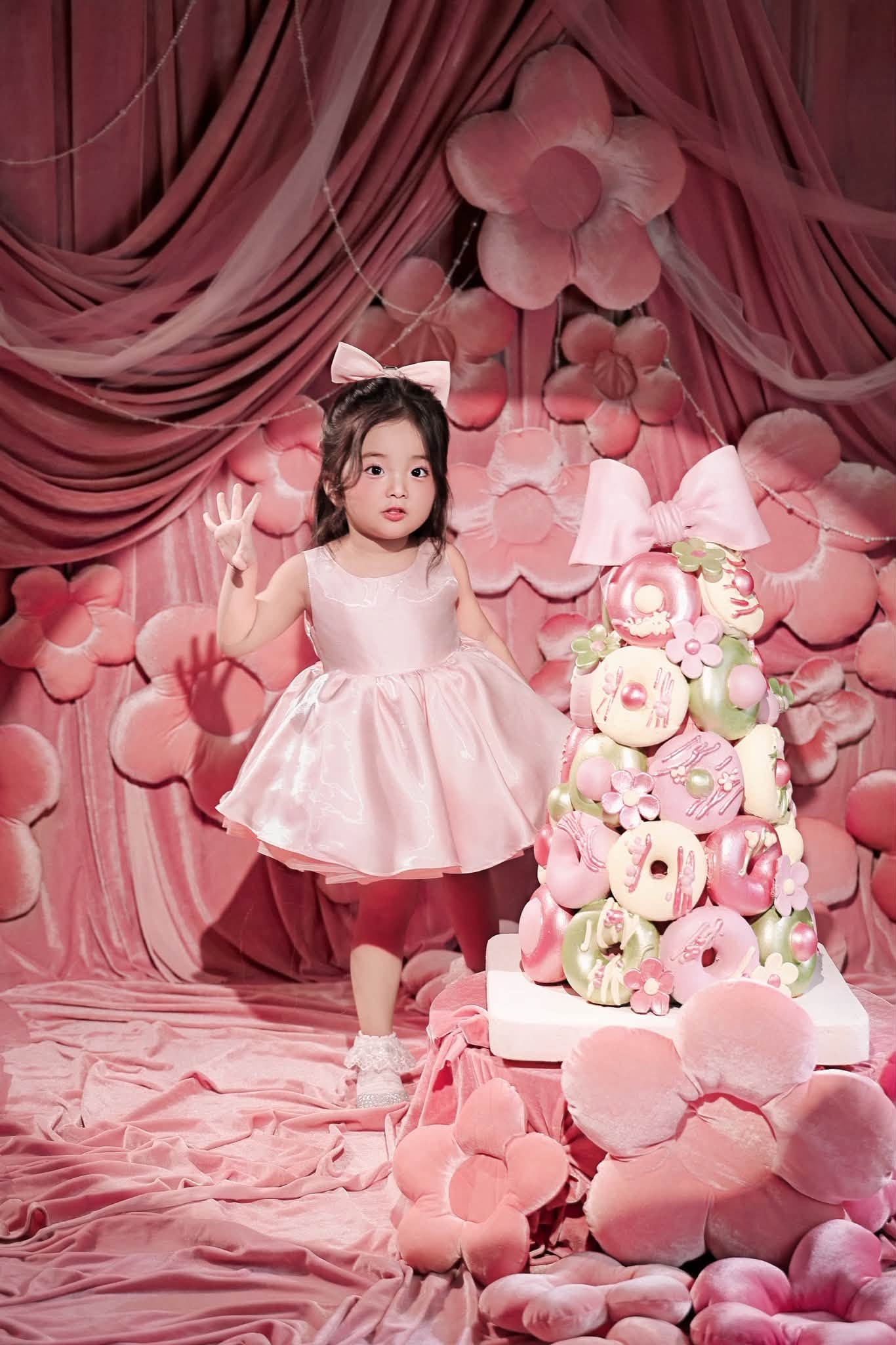 Khánh Thi – Phan Hiển tung bộ ảnh sinh nhật 3 tuổi của con gái: Bé Lisa xinh như búp bê, thần thái gây sốt