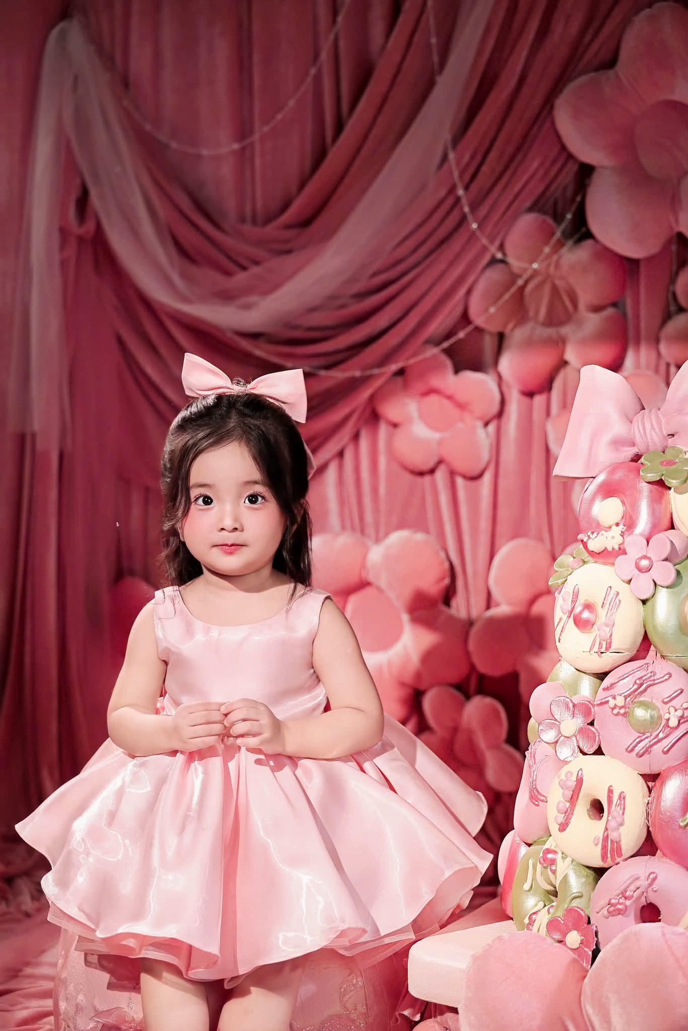 Khánh Thi – Phan Hiển tung bộ ảnh sinh nhật 3 tuổi của con gái: Bé Lisa xinh như búp bê, thần thái gây sốt