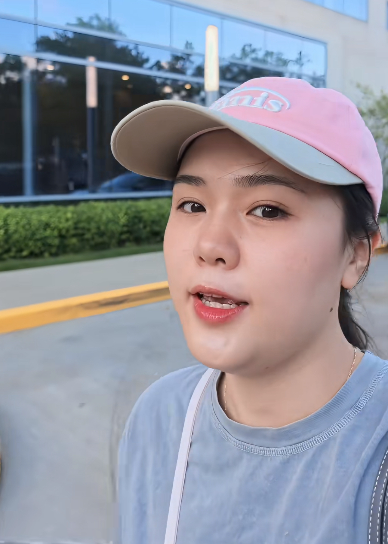 Quỳnh Anh ở bên chăm sóc chồng (Ảnh: TTNV)