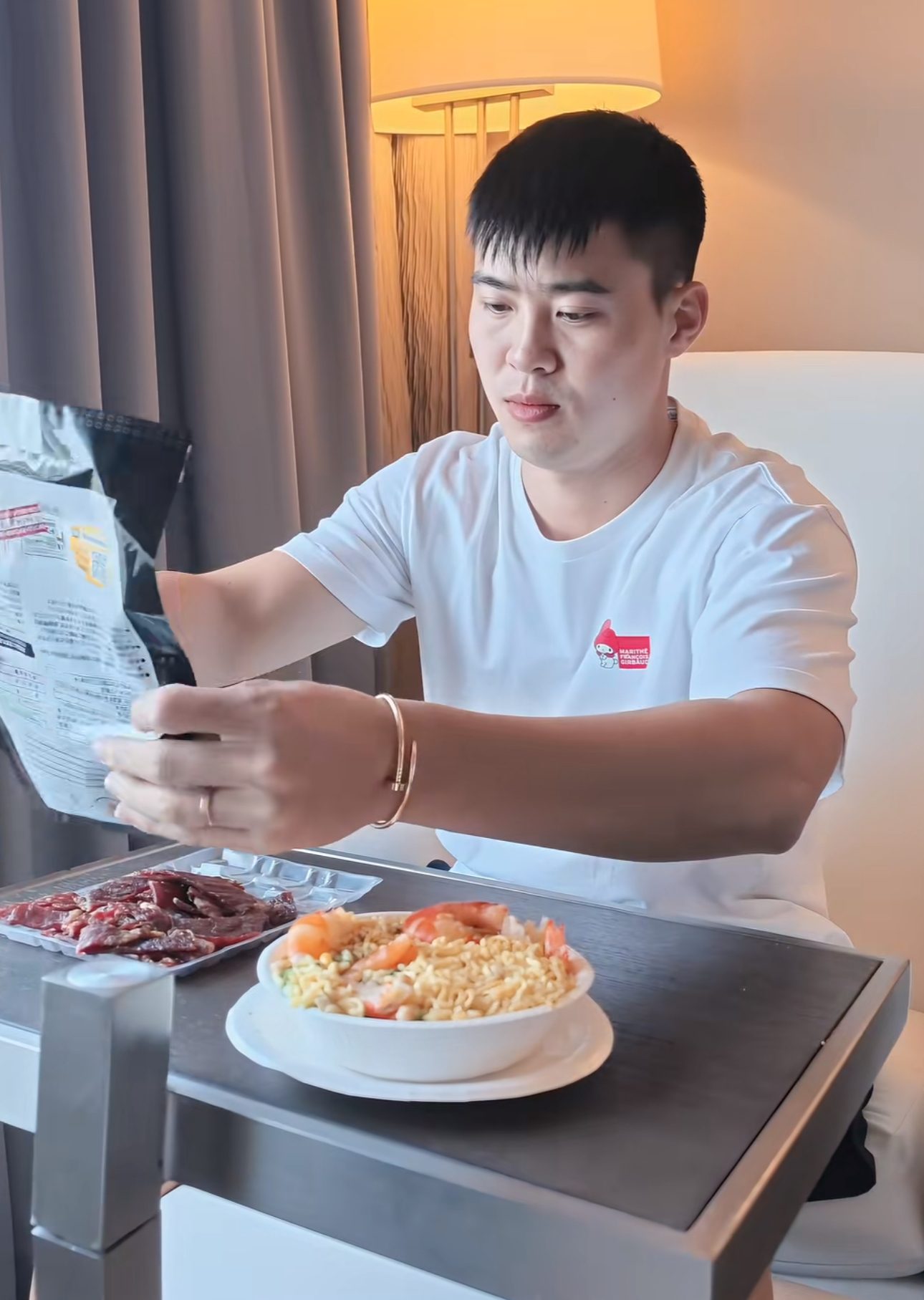 Bữa ăn của Duy Mạnh được Quỳnh Anh đi mua và chuẩn bị (Ảnh: TTNV)