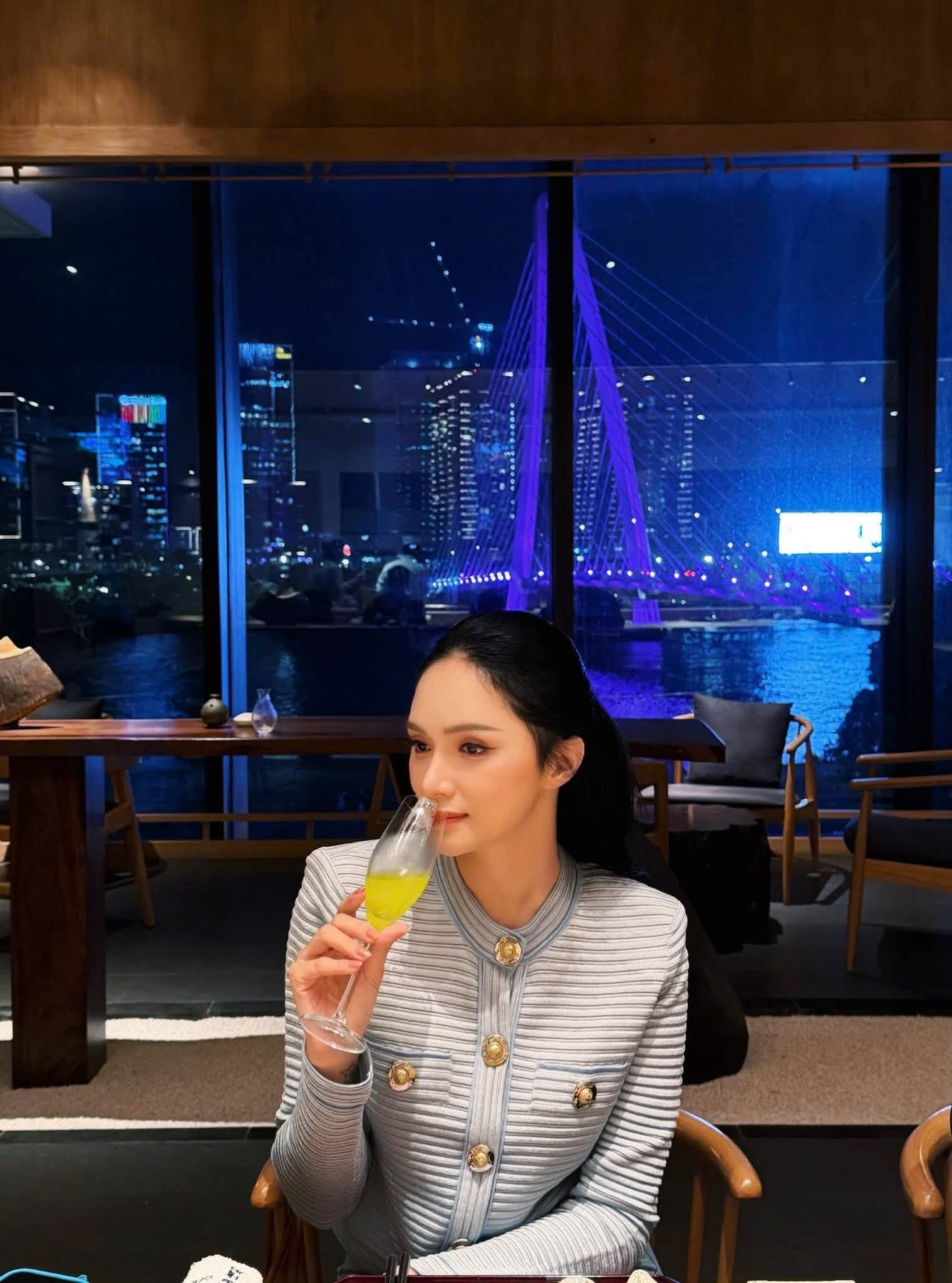 Hương Giang cũng im lặng bất thường, gần đây cô chủ yếu du lịch một mình hoặc cùng hội bạn