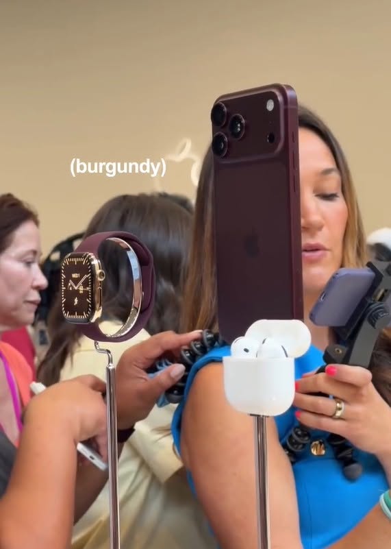 Đặc biệt là màu Đỏ Burgundy mới ra mắt được An Phương không ngớt lời khen