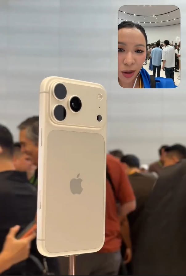 Cô nàng đầy thích thú với dòng iPhone 18 Pro mới