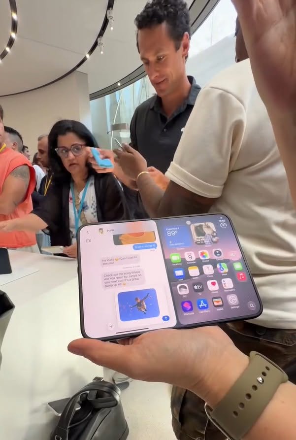 Chiếc iPhone Duo, dòng điện thoại gập đầu tiên của Apple gây ấn tượng mạnh với cá nhân An Phương