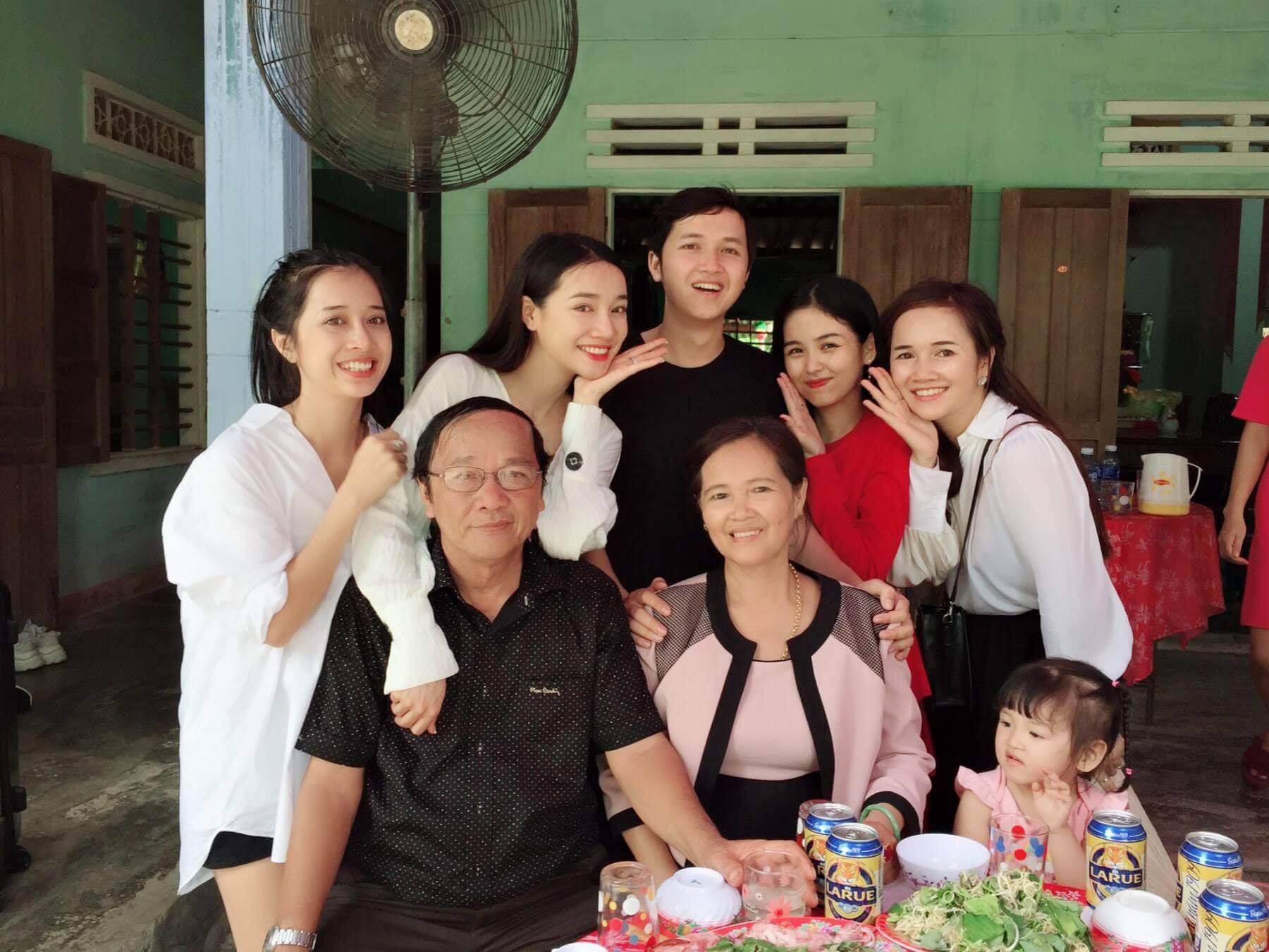 Bố mẹ Nhã Phương và các chị em của cô thường về quê vào những dịp đặc biệt