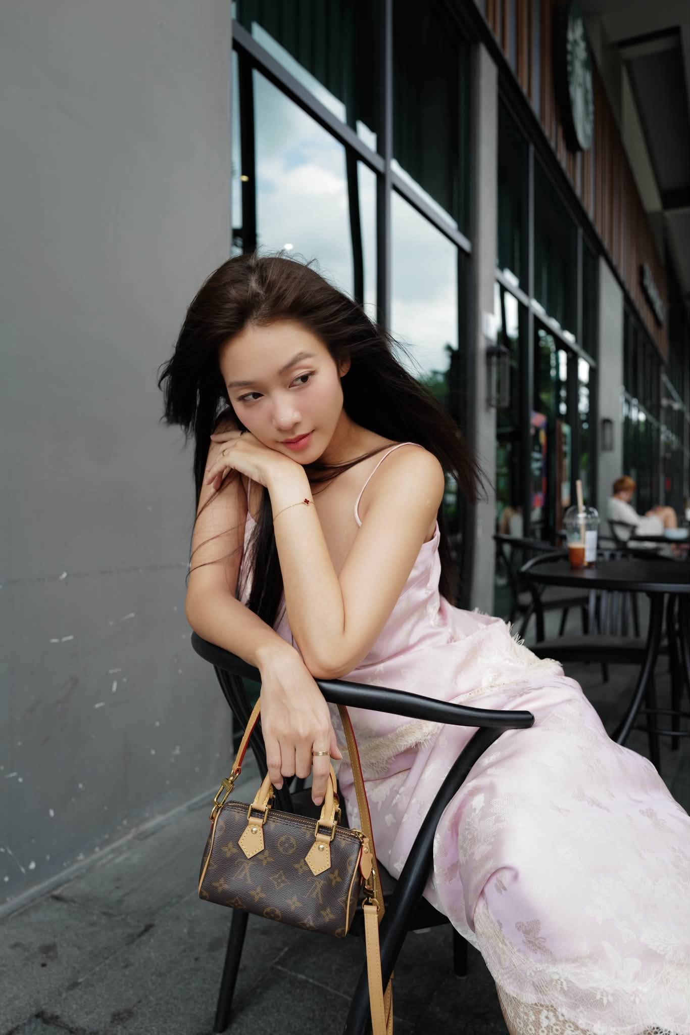 Trong loạt anh mới, Khả Ngân cũng lộ rõ sắc vóc tăng cân