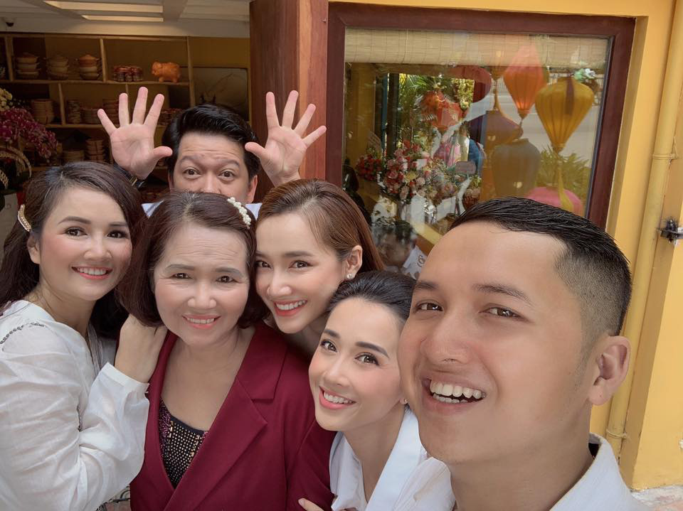Nhã Phương sinh ra trong một gia đình đông con ở nông thôn, trước cô còn có 2 chị gái